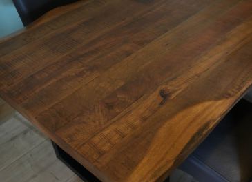 Handgemaakte mangohouten tafel met stalen onderstel
