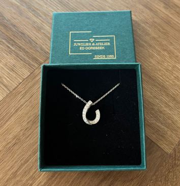 Prachtige zilveren ketting met hanger – Juwelier-Atelier Ed Oorebeek